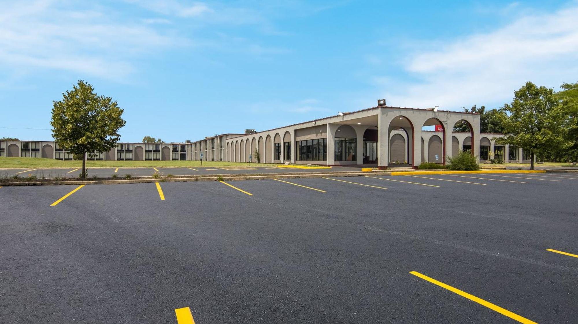 Hometowne Studios By Red Roof And Conference Center Chicago - N Aurora Naperville North Aurora Exterior foto