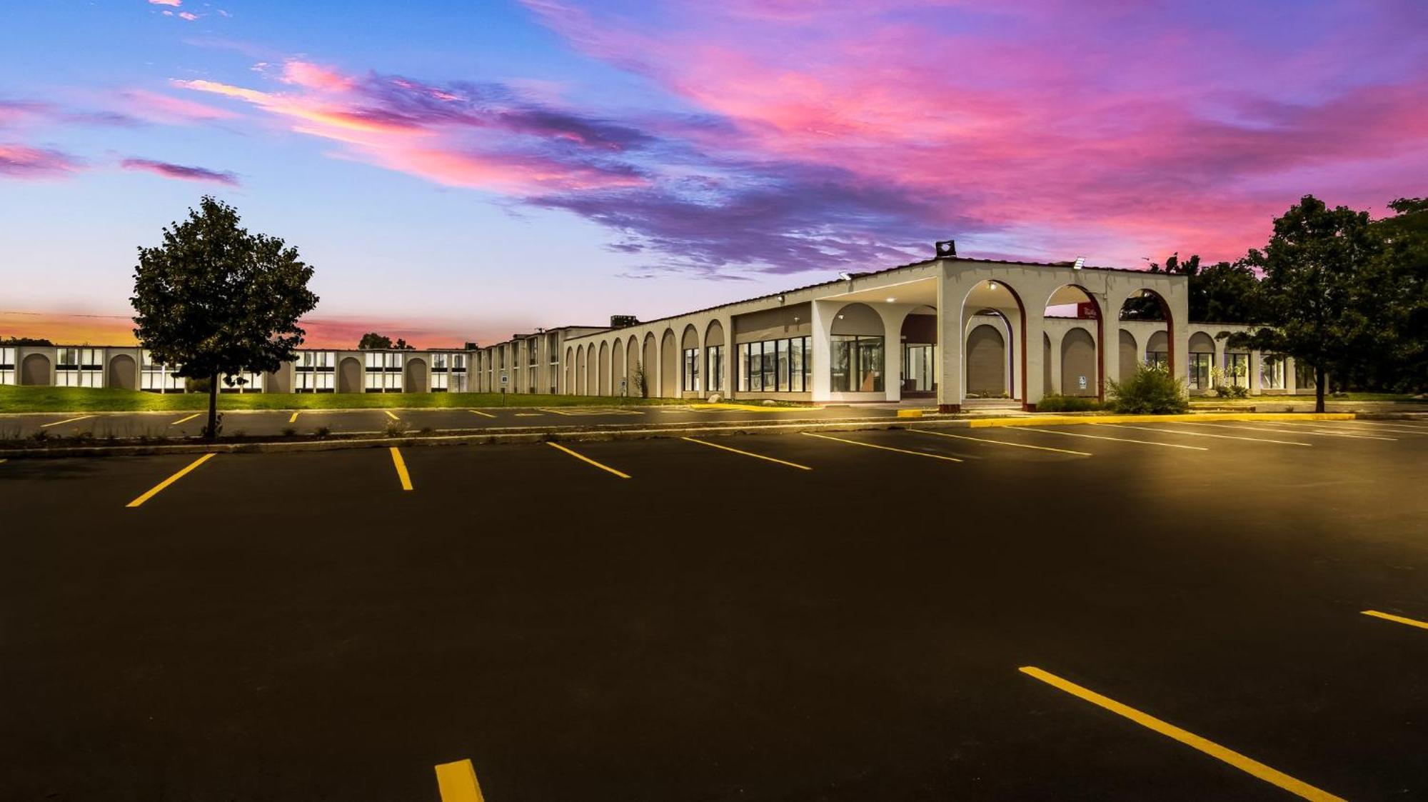 Hometowne Studios By Red Roof And Conference Center Chicago - N Aurora Naperville North Aurora Exterior foto