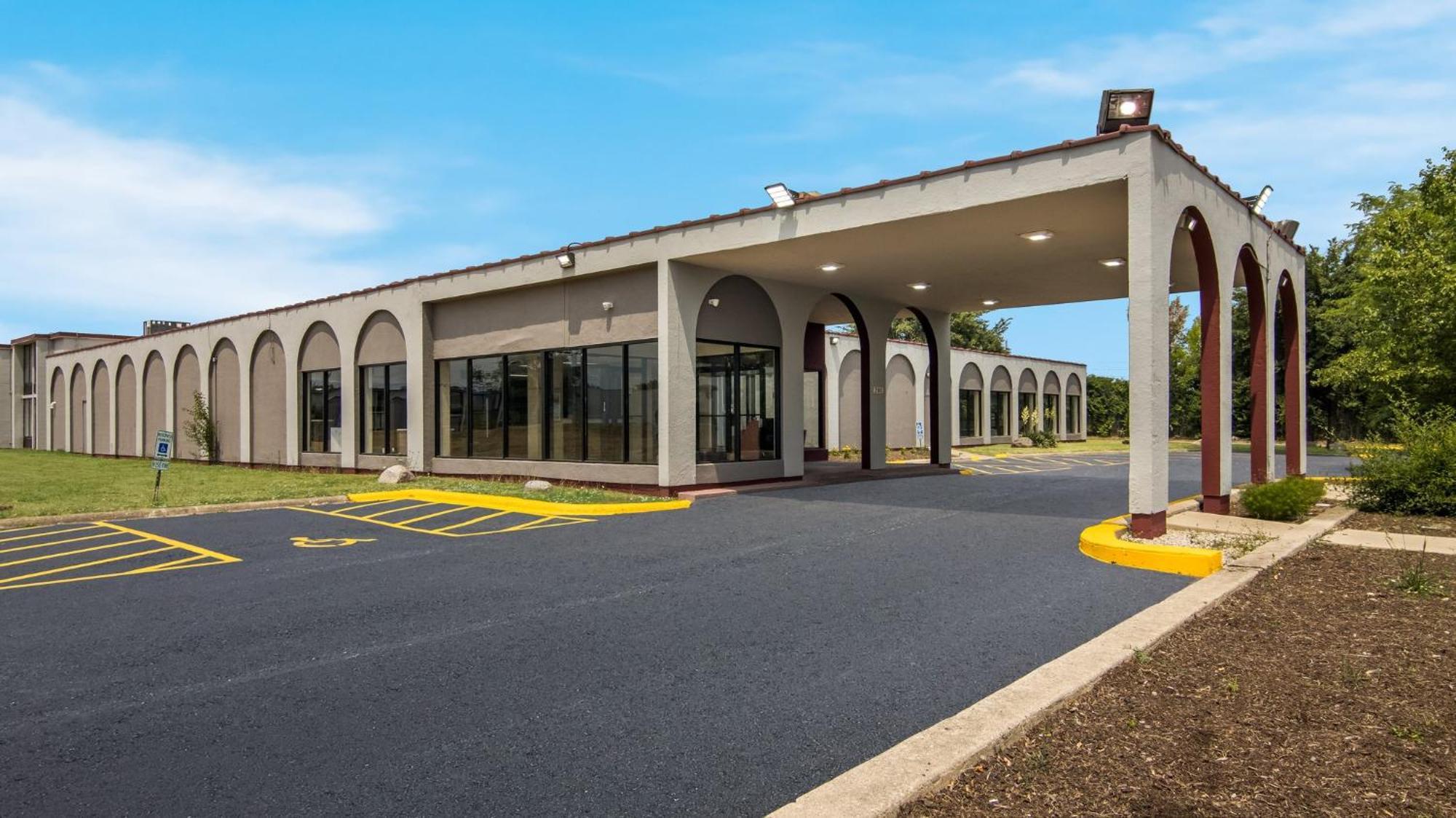 Hometowne Studios By Red Roof And Conference Center Chicago - N Aurora Naperville North Aurora Exterior foto